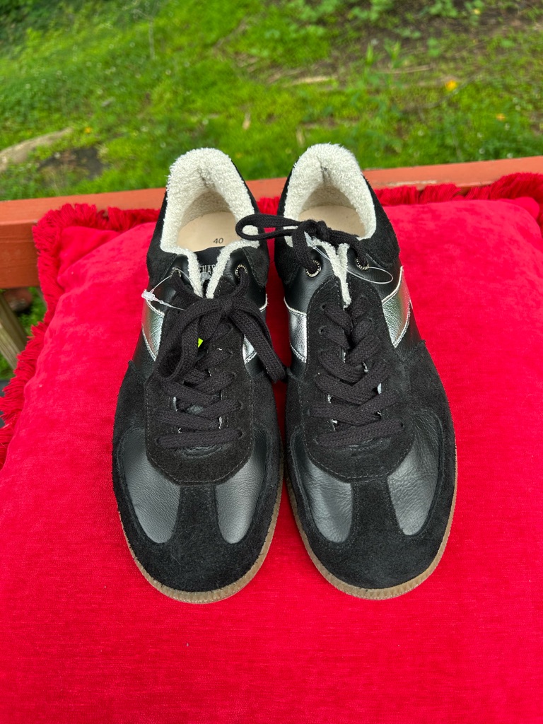 Men's Athletic Sneakers In Black With Silver Accent